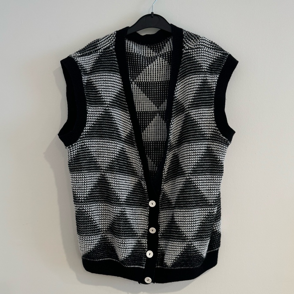 Unisex Black & White Printed Vest